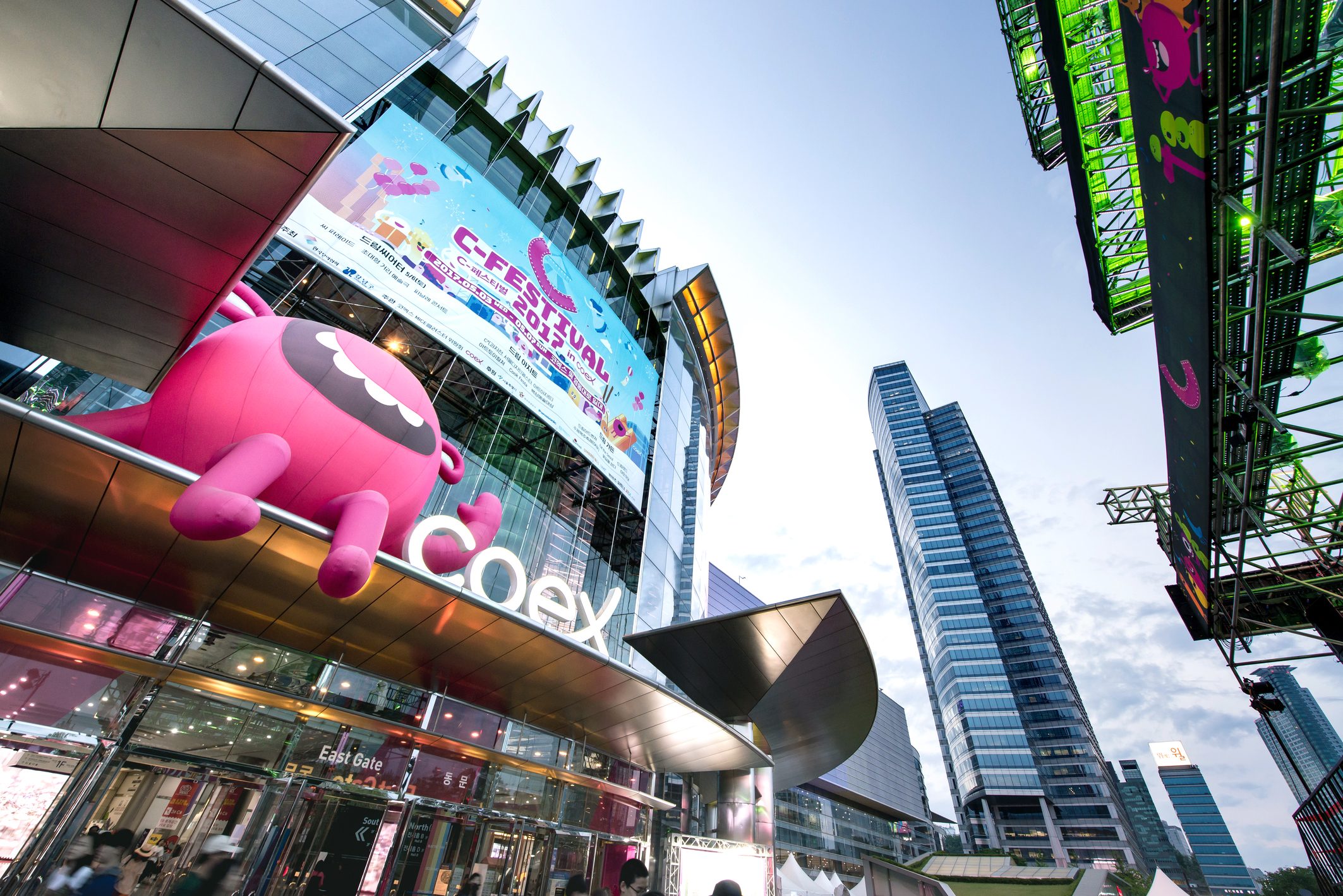 Coex сеул. Торговый центр в стиле гангнам в Сеуле. COEX Square в Сеуле. COEX Mall Gangnam Style. COEX Корея экран.